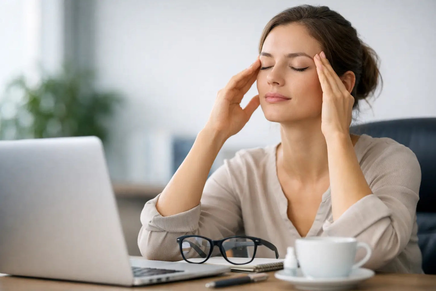 ¿Ojos cansados todo el día? Aprende a hacer un descanso visual y protege tu vista