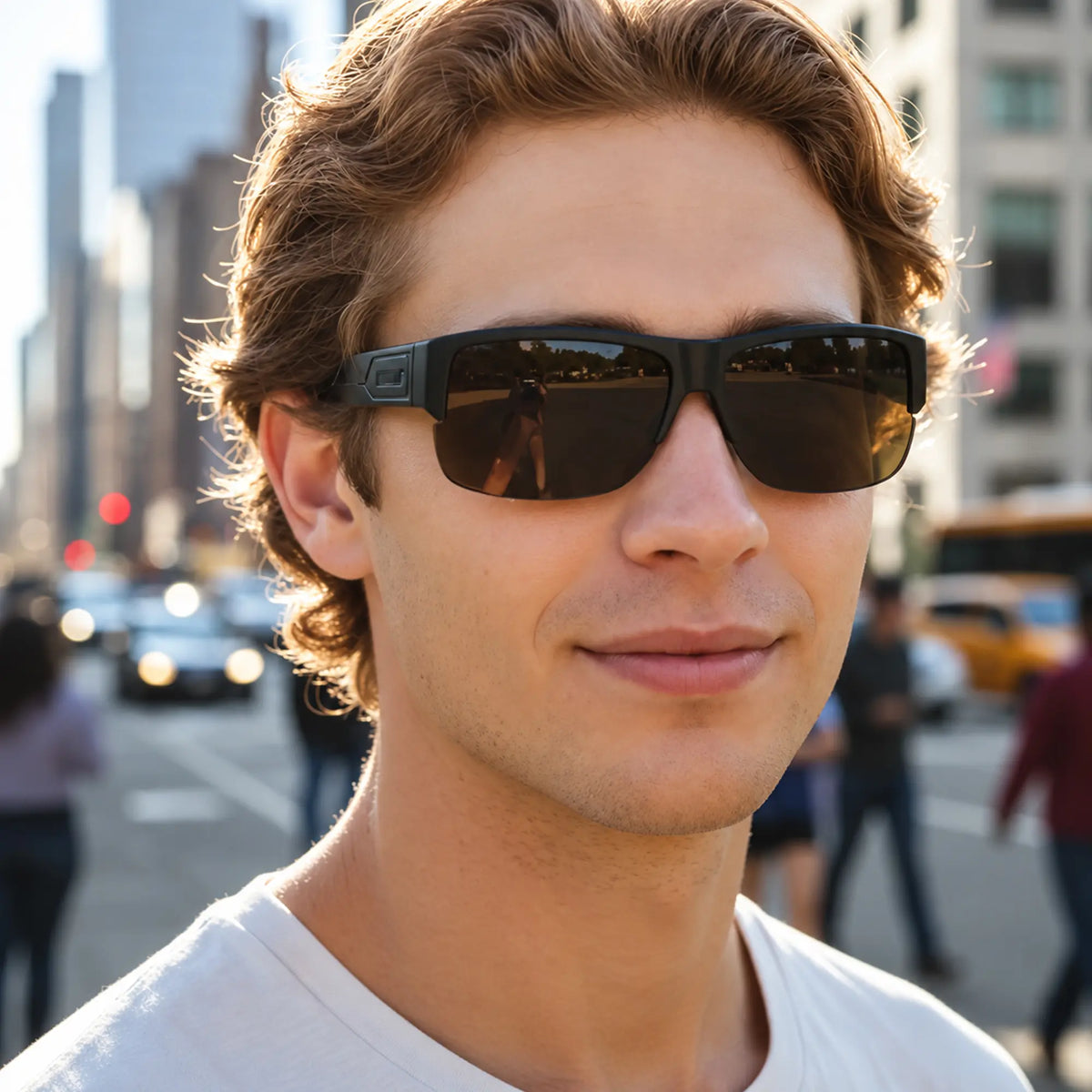 Persona con lentes Eagle Eyes TriLenium® en la ciudad
